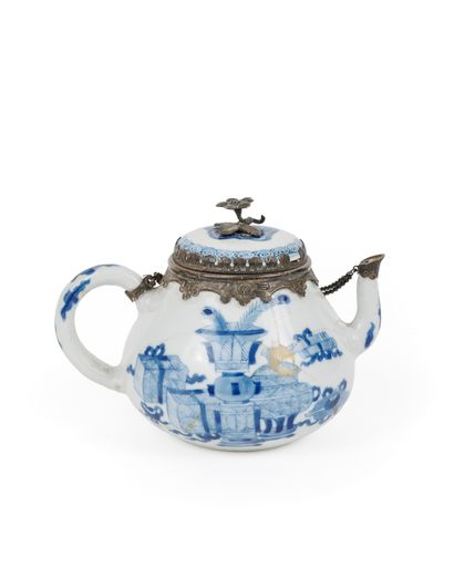 CHINE, XVIIIe siècle
Petite théière en porcelaine,...