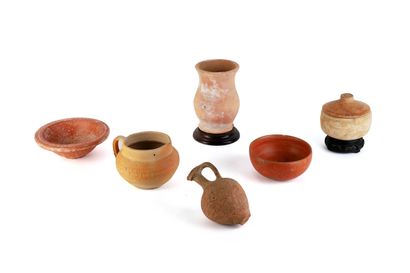 Lot composé de six vases dont deux coupes...