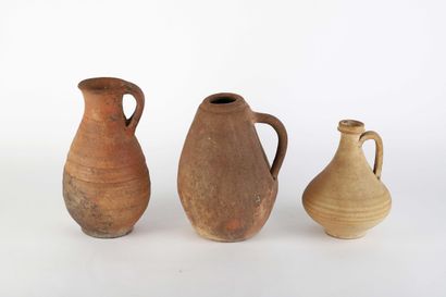 Un lot de sept vases et bouchons
Terre cuite
Epoque...