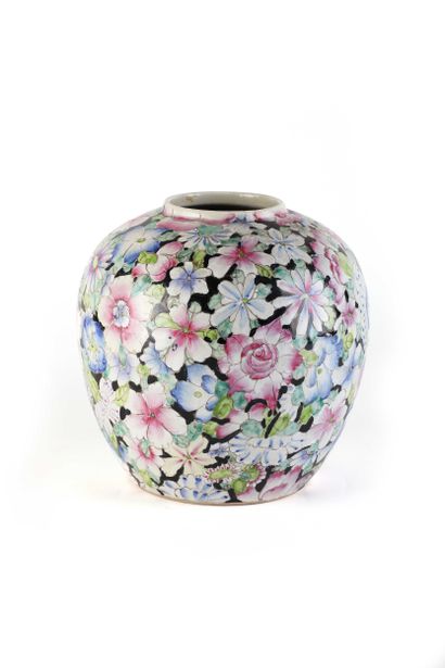 CHINE, XXe siècle
Vase en porcelaine, de...