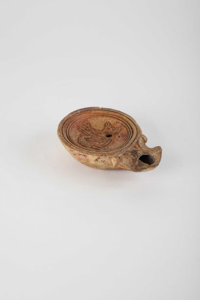 Grande lampe à huile figurant une scène où...