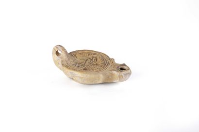 Grande lampe à huile figurant une scène portuaire...