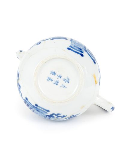 CHINE, XVIIIe siècle
Petite théière en porcelaine,...