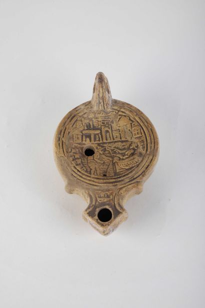 Grande lampe à huile figurant une scène portuaire...