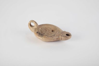 Lampe à huile figurant deux femmes nues au...