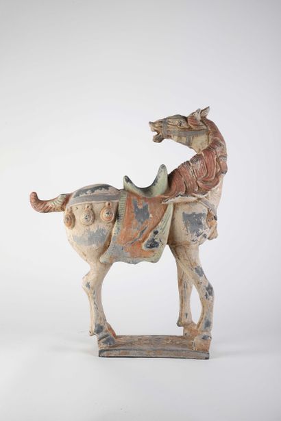 CHINE, XXe siècle
Sujet en terre cuite polychrome...