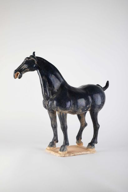 CHINE, Moderne
Cheval en terre cuite à glaçure...