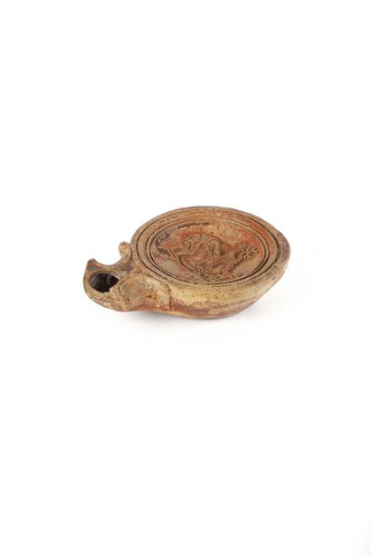 Grande lampe à huile figurant une scène où...