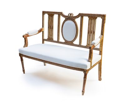 Banquette en bois doré, mouluré et sculpté,...