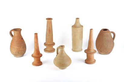 Un lot de sept vases et bouchons
Terre cuite
Epoque...