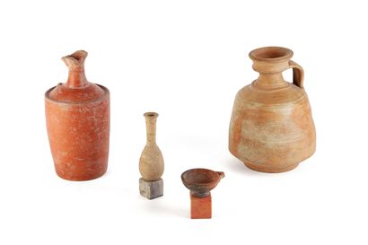 Lot composé de quatre vases dont deux cruches
Epoque...
