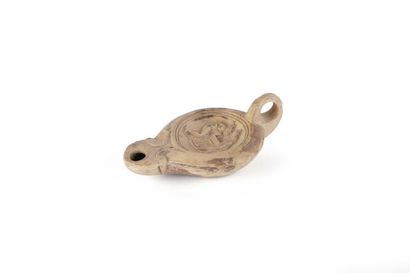 Lampe à huile figurant deux femmes nues au...