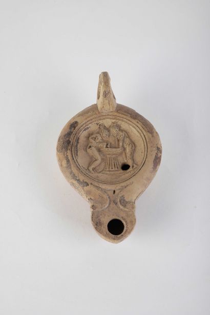 Lampe à huile figurant deux femmes nues au...
