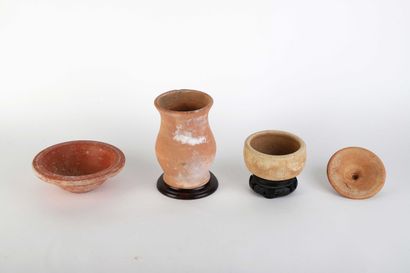 Lot composé de six vases dont deux coupes...