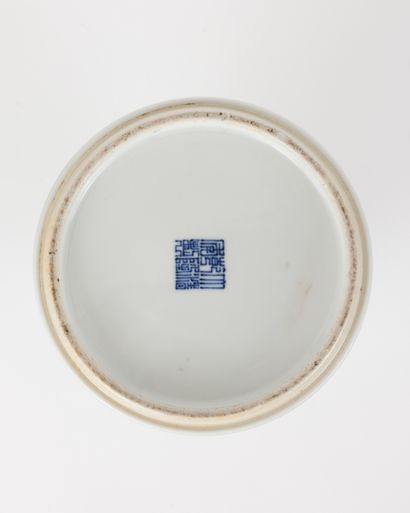 CHINE, XIXe siècle
Vase rouleau en porcelaine...