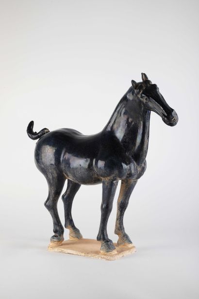 CHINE, Moderne
Cheval en terre cuite à glaçure...