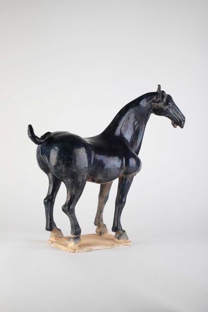 CHINE, Moderne
Cheval en terre cuite à glaçure...