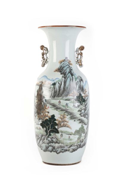 CHINE, XXe siècle
Grand vase en porcelaine...