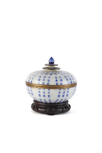 CHINE, XXe siècle
Boîte en porcelaine, de...