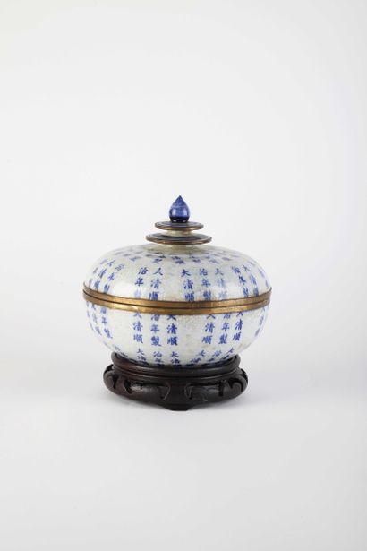 CHINE, XXe siècle
Boîte en porcelaine, de...