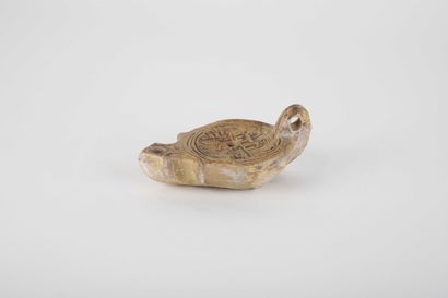 Grande lampe à huile figurant une scène portuaire...