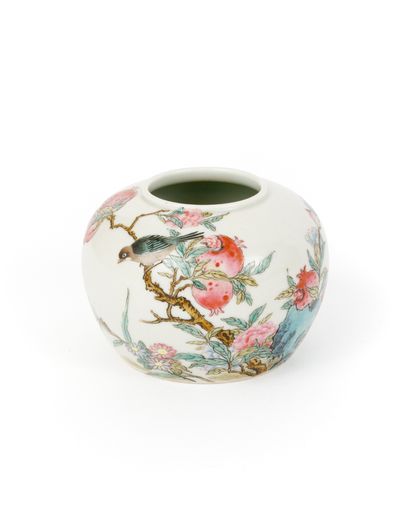 CHINE, XXe siècle
Petit godet à eau en porcelaine,...