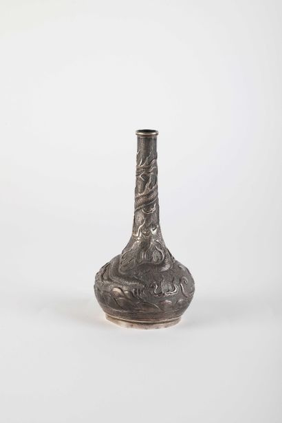 VIETNAM, XIXe siècle
Petit vase bouteille...