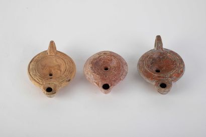 Lot composé de trois lampes à huile, une...