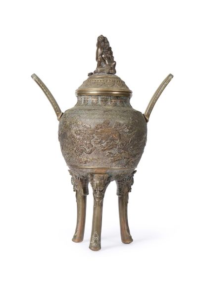 JAPON, Vers 1900
Brûle parfum en bronze,...