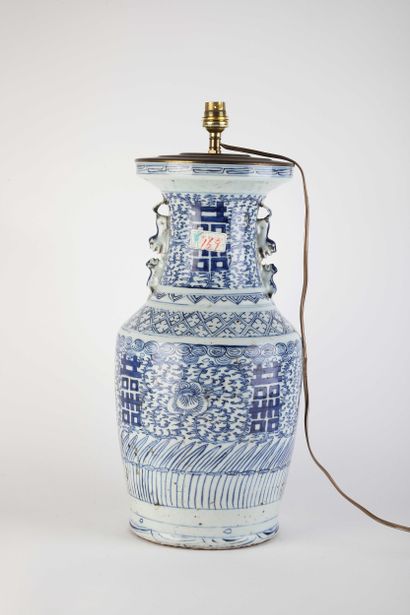 CHINE, XXe siècle
Vase en porcelaine, de...