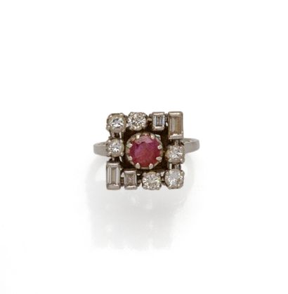 Bague en or gris 14K (585/1000) centrée d'un...