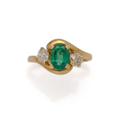 Bague en or 18K (750/1000) ornée d'une émeraude...