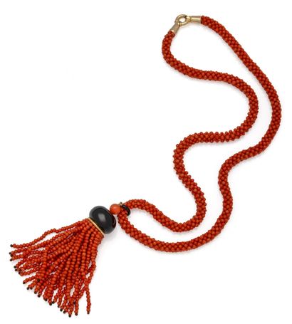 Sautoir composé de perles de corail sur fils...