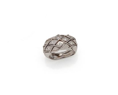 Bgaue jonc en or gris 18K (750/1000) à décor...