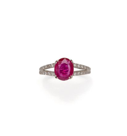 Bague en or gris 18K (750/1000) orné d'un...