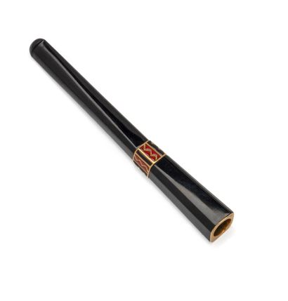 Porte cigarette en laque noir et rouge ornée...
