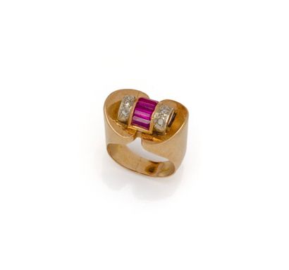 Bague tank en or 18K (750/1000) à pans symétriques,...