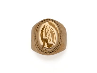 Bague chevalière en or 18K (750/1000) monogrammée.
TDD...