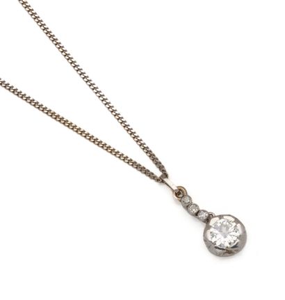 Pendentif en platine (850/1000) et or gris...