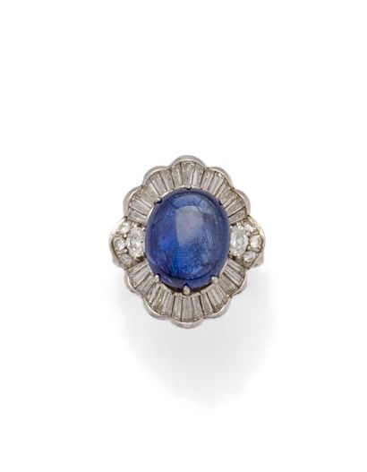 Bague jupe en or gris 18K (750/1000) et platine...