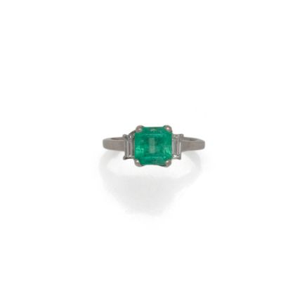Bague en or gris 18K (750/1000) ornée d'une...