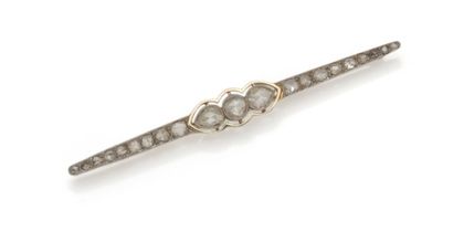 Broche barrette en or 18K (750/1000) et platine...