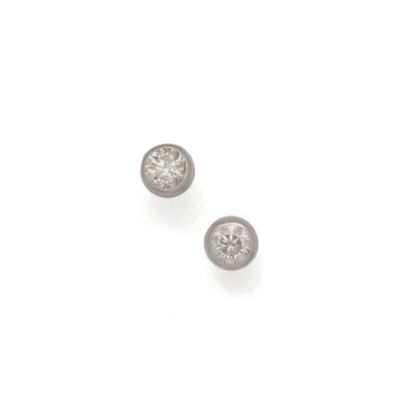 Paire de puces d'oreilles en or gris 18K...