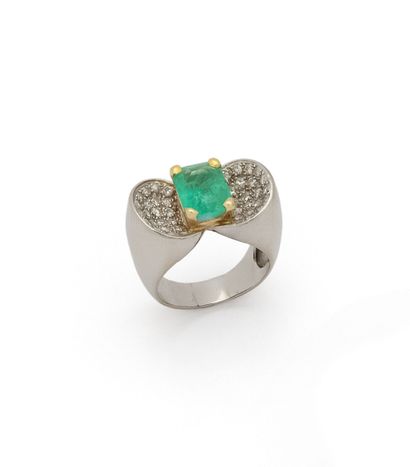 Bague en or deux tons 18K (750/1000) centrée...