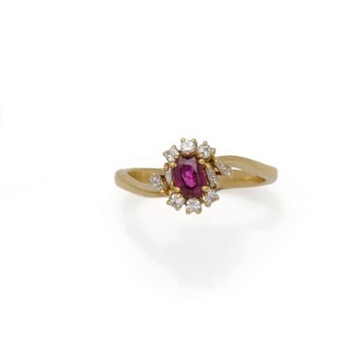 Bague en or 18K (750/1000) centrée d'un rubis...