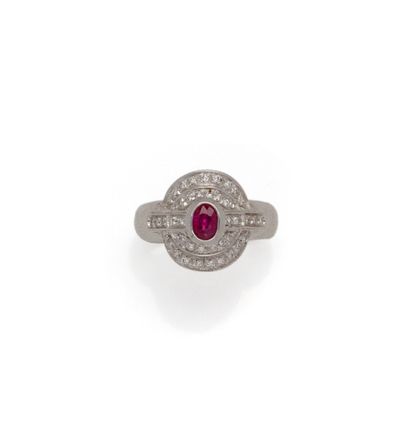 Bague en or gris 18K (750/1000) centrée d'un...