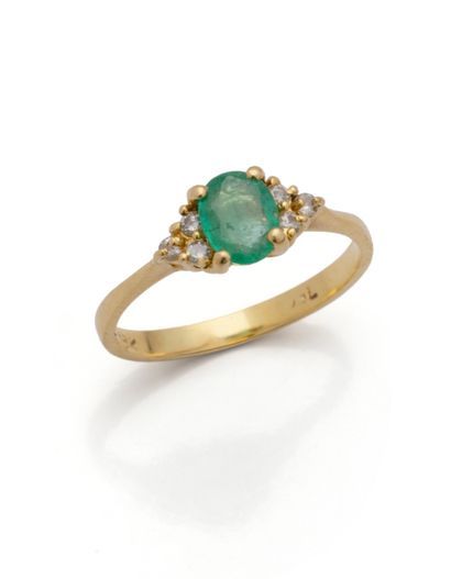 Bague en or jaune 18K (750/1000) centrée...
