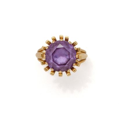 Bague en or 18K (750/1000) ornée d'une améthyste...