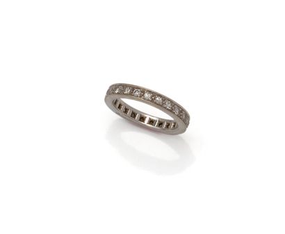 Alliance américaine en or gris 18K (750/1000)...