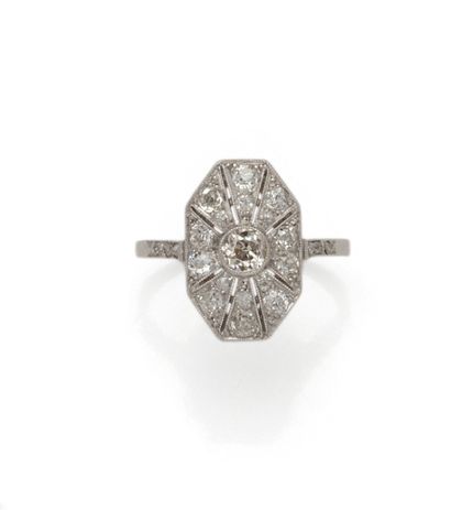 Bague Art Déco en platine (900/1000) de forme...